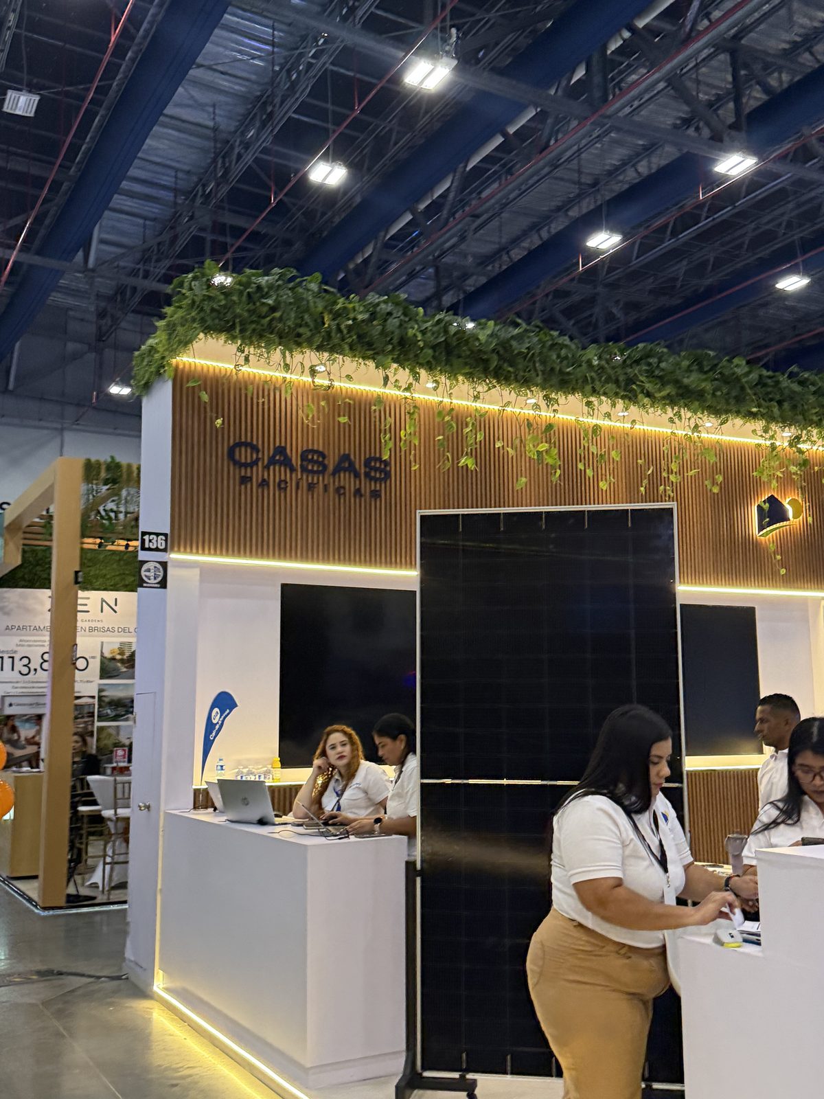 Casas Pacíficas sales team at their stand